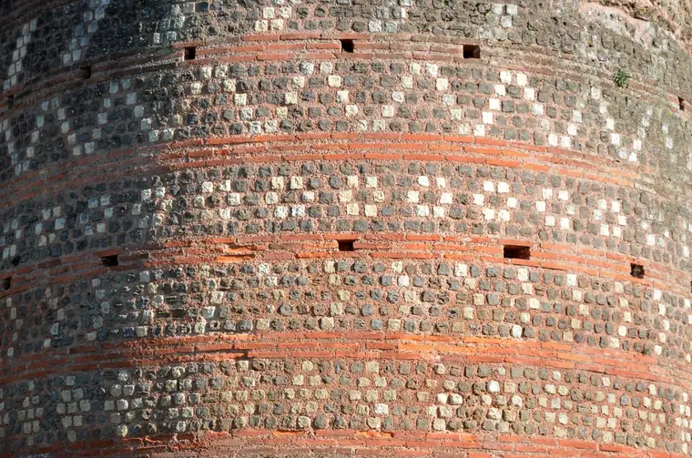 Décor de l’enceinte gallo-romaine du Mans : rangs de briques et petites pierres de couleurs formant des motifs