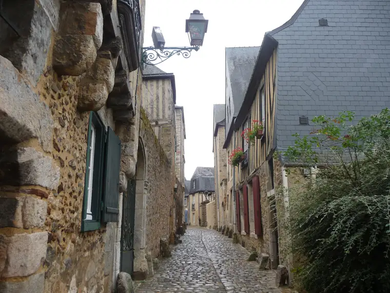 Ruelle pavée du Vieux-Mans entre maisons à pans de bois et murs de pierre